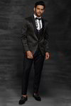 *Чёрный мужской костюм, украшенный печатным рисунком