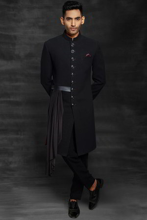 Чёрный индийский свадебный мужской костюм / шервани