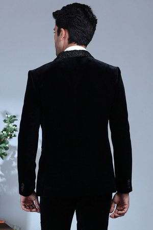 Чёрный бархатный мужской костюм-тройка (с жилетом) и белая рубашка с бабочкой