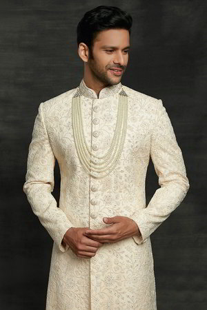 Белый индийский свадебный мужской костюм / шервани, украшенный вышивкой
