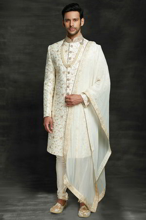 Белый индийский свадебный мужской костюм / шервани из мерцающего креп-жоржета и шёлка-сырца, украшенный вышивкой