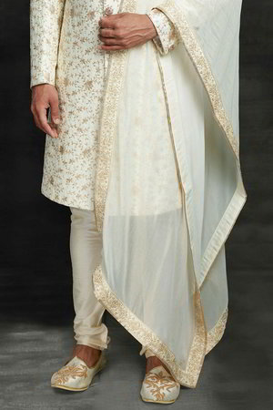 Белый индийский свадебный мужской костюм / шервани из мерцающего креп-жоржета и шёлка-сырца, украшенный вышивкой