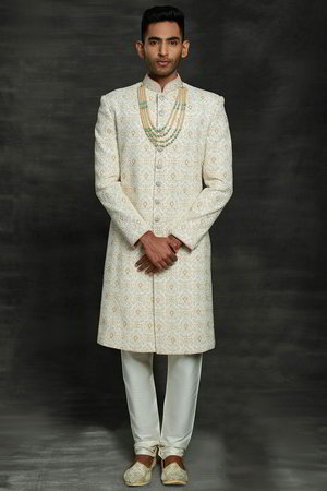 Белый индийский свадебный мужской костюм / шервани из шёлка, украшенный вышивкой