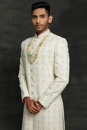 Белый индийский свадебный мужской костюм / шервани из шёлка, украшенный вышивкой
