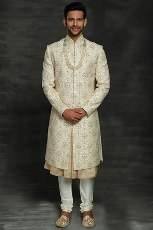 Кремовый индийский свадебный мужской костюм / шервани из шёлка, украшенный вышивкой