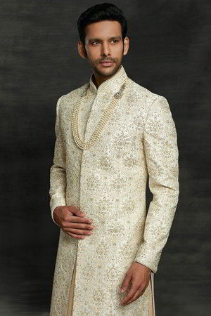 Кремовый индийский свадебный мужской костюм / шервани из шёлка, украшенный вышивкой