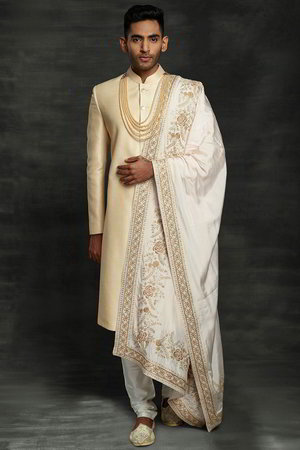 Бежевый шёлковый индийский свадебный мужской костюм / шервани