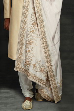 Бежевый шёлковый индийский свадебный мужской костюм / шервани