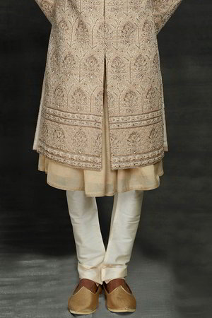 Бежевый шёлковый индийский свадебный мужской костюм / шервани, украшенный вышивкой
