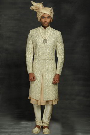 Мятно-зелёный шёлковый индийский свадебный мужской костюм / шервани, украшенный вышивкой
