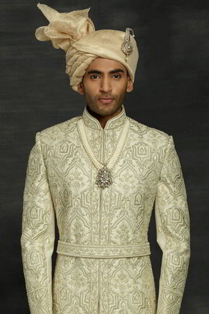 Мятно-зелёный шёлковый индийский свадебный мужской костюм / шервани, украшенный вышивкой