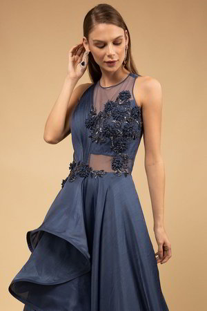 Синее атласное платье / костюм без рукавов, украшенное аппликацией со стразами, бисером, пайетками