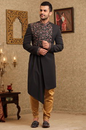 Серый индийский свадебный мужской костюм / шервани, украшенный скрученной шёлковой нитью, вышивкой с бисером