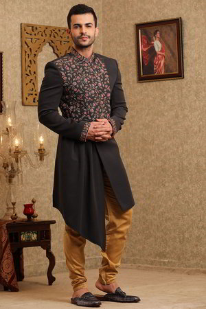 Серый индийский свадебный мужской костюм / шервани, украшенный скрученной шёлковой нитью, вышивкой с бисером
