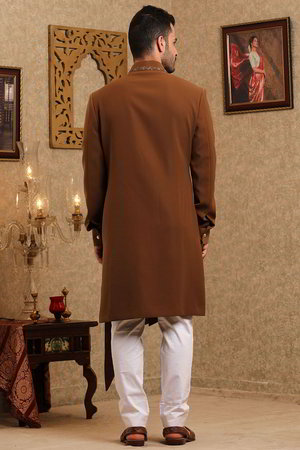 Коричневый хлопко-шёлковый индийский свадебный мужской костюм / шервани, украшенный вышивкой с бисером