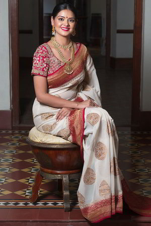 Белое, золотое и красное индийское сари из жоржета и шёлка, украшенное вышивкой люрексом