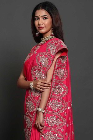 Золотое и розовое атласное индийское сари, украшенное вышивкой