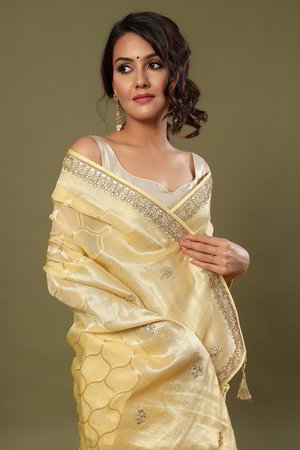 Жёлтое и золотое индийское сари из креп-жоржета, украшенное вышивкой люрексом с перламутровыми бусинками