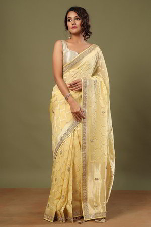 Жёлтое и золотое индийское сари из креп-жоржета, украшенное вышивкой люрексом с перламутровыми бусинками