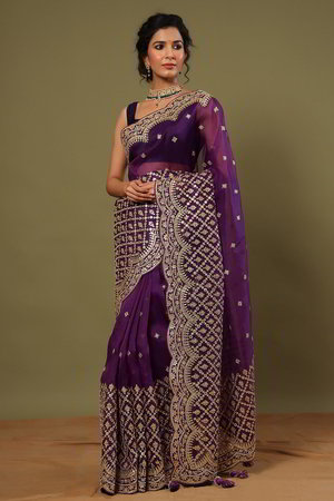 Фиолетовое и золотое индийское сари из органзы, украшенное вышивкой с аппликацией с пайетками