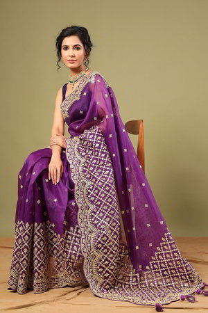 Фиолетовое и золотое индийское сари из органзы, украшенное вышивкой с аппликацией с пайетками