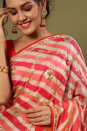 Белое, золотое и розовое индийское сари из натурального шёлка, украшенное печатным рисунком со стразами
