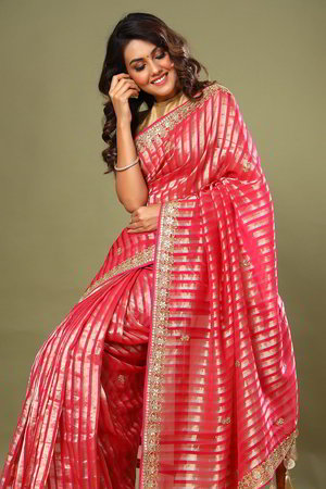 Золотое и розовое индийское сари, украшенное вышивкой люрексом с перламутровыми бусинками