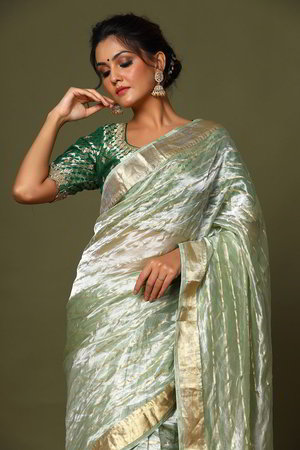 Зелёное и золотое индийское сари из парчи, украшенное вышивкой люрексом