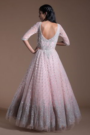 Светло-розовое платье / костюм из органзы, украшенное вышивкой
