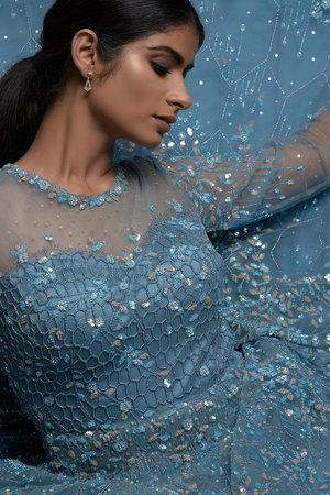 Голубое роскошное длинное платье в пол из гипюра, с длинными прозрачными рукавами