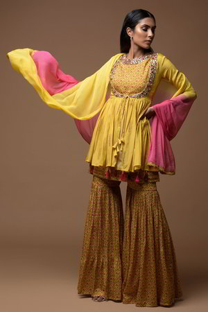 Жёлтое платье / костюм из креп-шёлка без рукавов, украшенное вышивкой