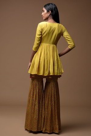 Жёлтое платье / костюм из креп-шёлка без рукавов, украшенное вышивкой