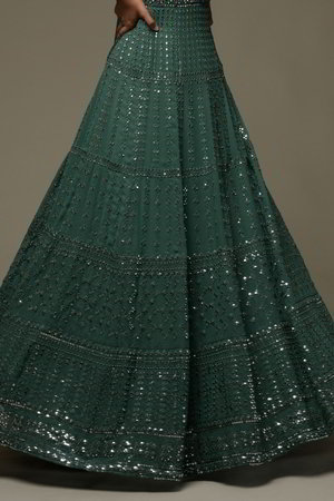 Зелёное платье / костюм из креп-жоржета с длинными рукавами, украшенное вышивкой