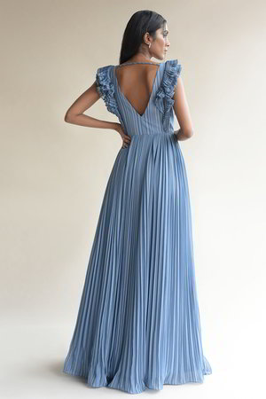 Синее платье / костюм из креп-жоржета без рукавов, украшенное вышивкой