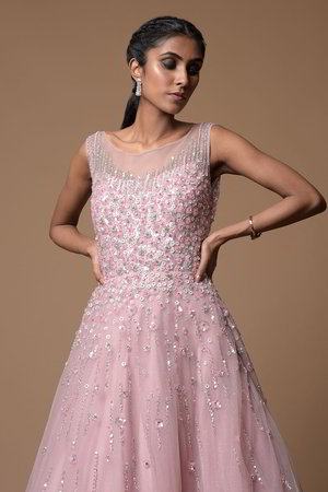 Розовое платье / костюм из фатина без рукавов, украшенное вышивкой