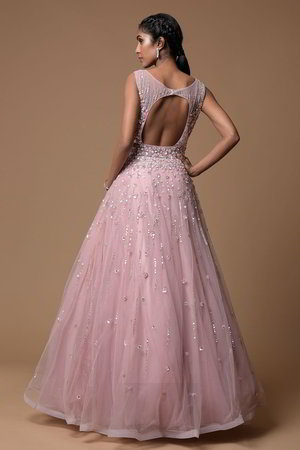 Розовое платье / костюм из фатина без рукавов, украшенное вышивкой
