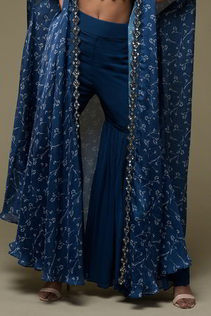 Синее платье / костюм из натурального шёлка без рукавов, украшенное вышивкой