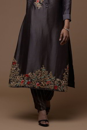 Коричневое платье / костюм из натурального шёлка с рукавами три-четверти, украшенное вышивкой