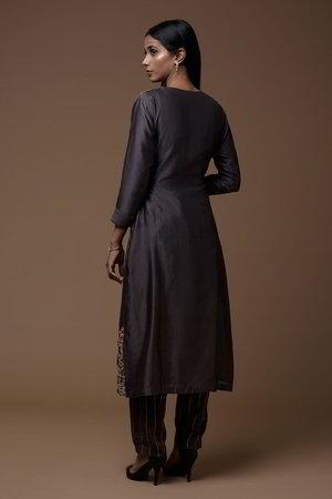 Коричневое платье / костюм из натурального шёлка с рукавами три-четверти, украшенное вышивкой