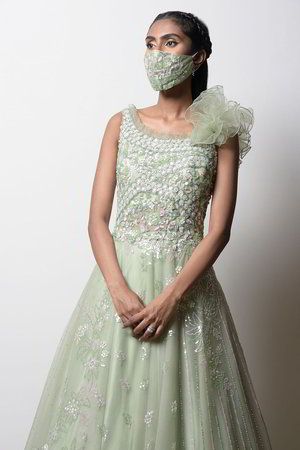 Зелёное платье / костюм из фатина без рукавов, украшенное вышивкой