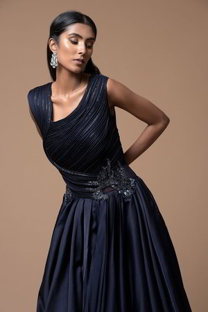 Синее платье / костюм из шёлкового атласа без рукавов, украшенное вышивкой