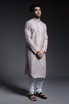 *Серый шёлковый индийский национальный мужской костюм, украшенный вышивкой