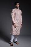 *Розовый индийский национальный мужской костюм из шёлка, украшенный вышивкой