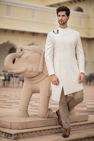 Белый и цвета айвори шёлковый индийский свадебный мужской костюм / шервани