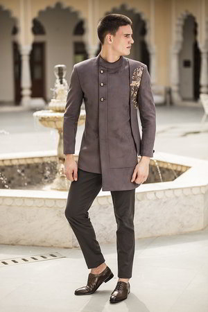 Серый замшевый индийский свадебный мужской костюм / шервани, украшенный вышивкой