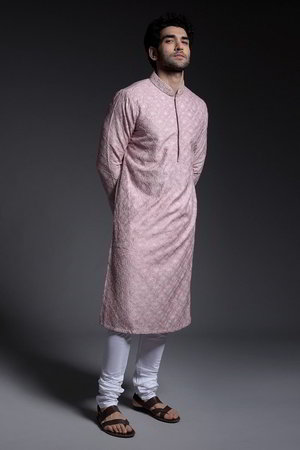 Розовый шёлковый индийский национальный мужской костюм, украшенный вышивкой