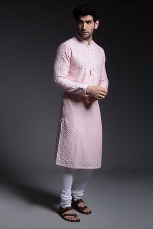 Светло-розовый шёлковый индийский национальный мужской костюм, украшенный вышивкой