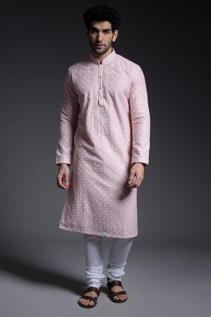 Светло-розовый шёлковый индийский национальный мужской костюм, украшенный вышивкой