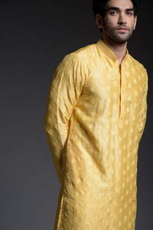 Жёлтый индийский национальный мужской костюм из шёлка, украшенный вышивкой