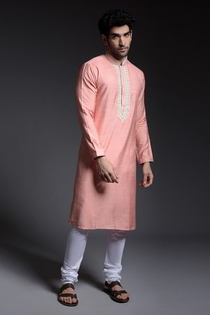 Лососевый и розовый индийский национальный мужской костюм из шёлка, украшенный вышивкой